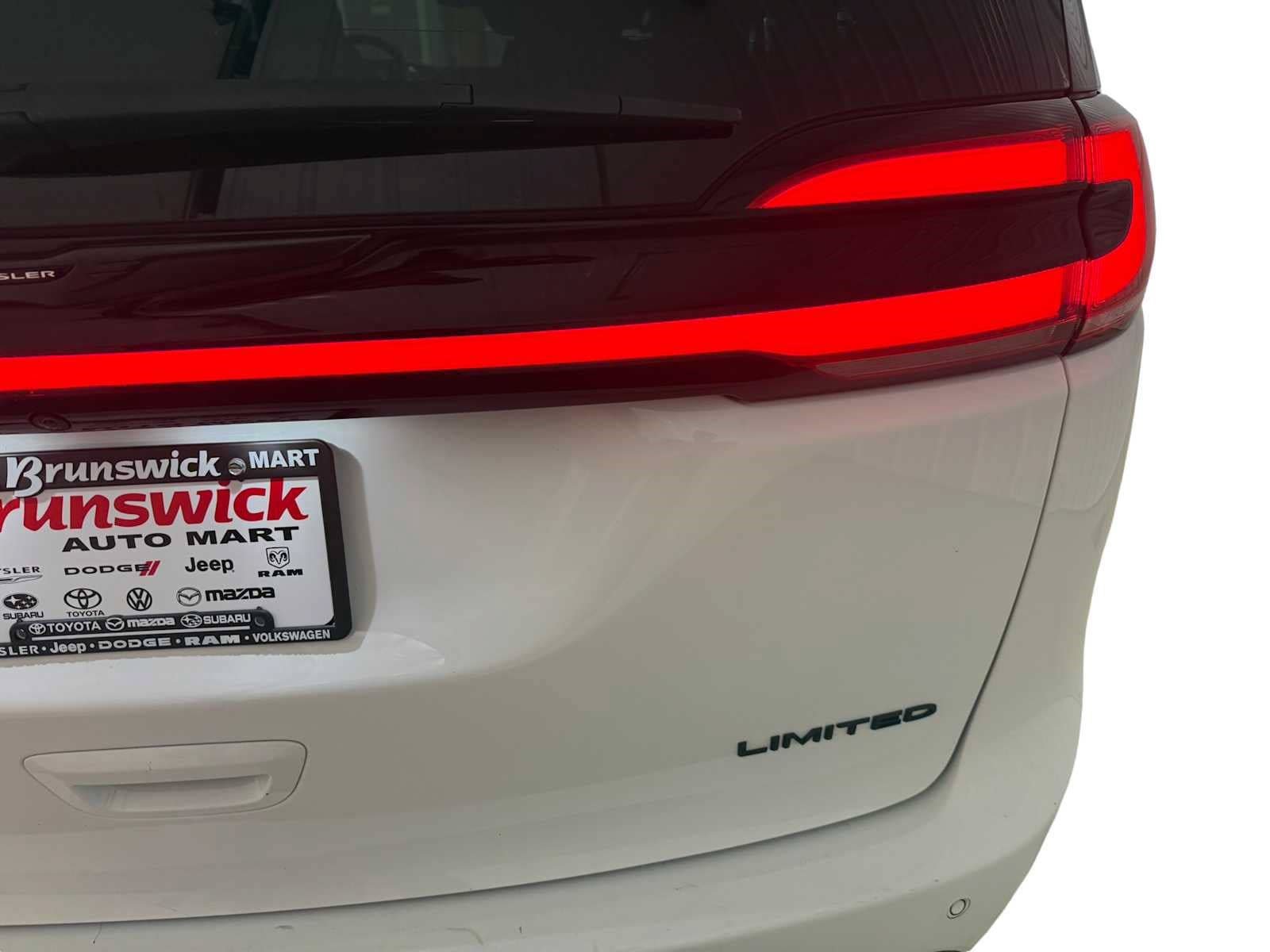 Used 2024 Chrysler Pacifica Limited w/ S Appearance Package FWD image 18