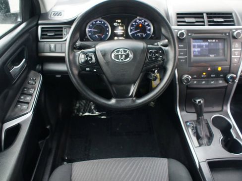 Used 2016 Toyota Camry LE image 5