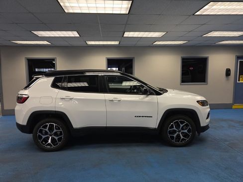 Used 2025 Jeep Compass Limited AWD/4WD image 2
