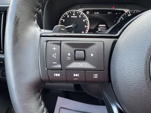 Used 2024 Nissan Pathfinder SL AWD/4WD image 12