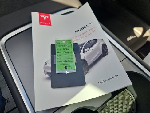 Used 2022 Tesla Model Y Long Range image 18