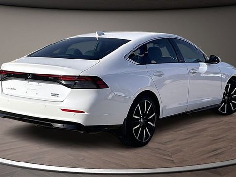 Used 2023 Honda Accord Touring image 2