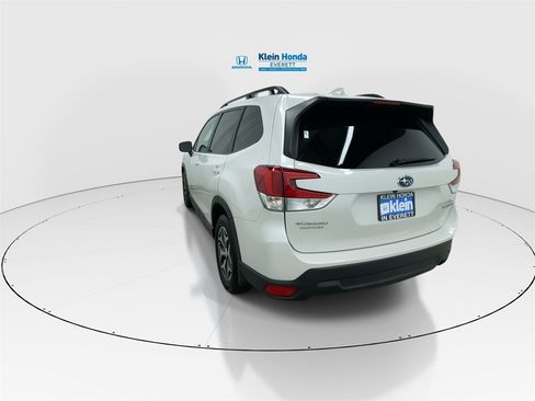 Used 2022 Subaru Forester Premium image 8