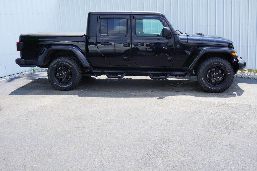 Used 2024 Jeep Gladiator Sport AWD/4WD image 2