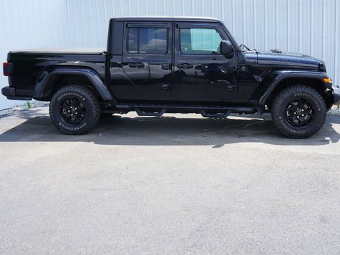 Used 2024 Jeep Gladiator Sport AWD/4WD image 2