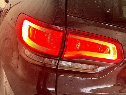 Used 2015 Jeep Grand Cherokee Overland w/ Advanced Technology Group image 23