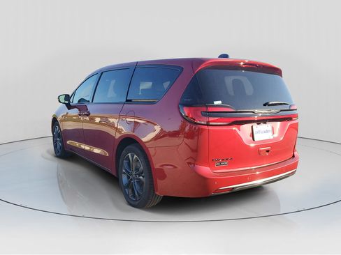 New 2026 Chrysler Pacifica Select image 3