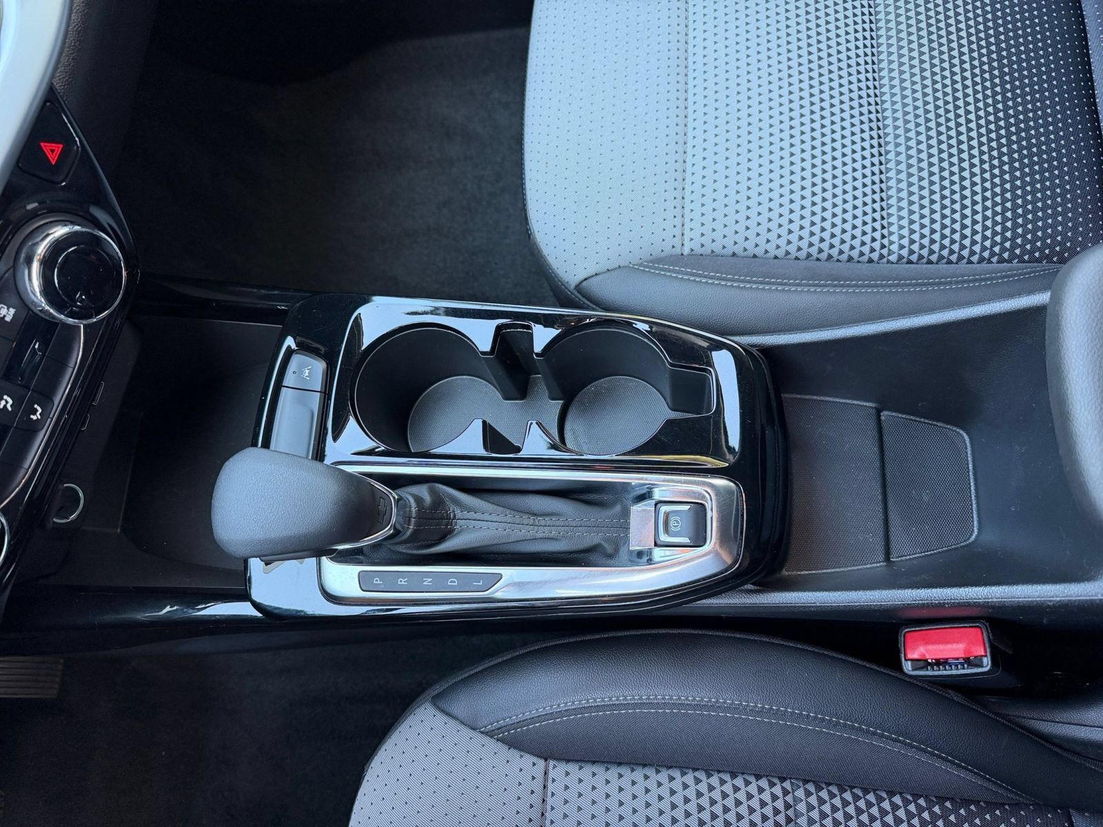 Used 2025 Chevrolet Trax LT FWD image 39