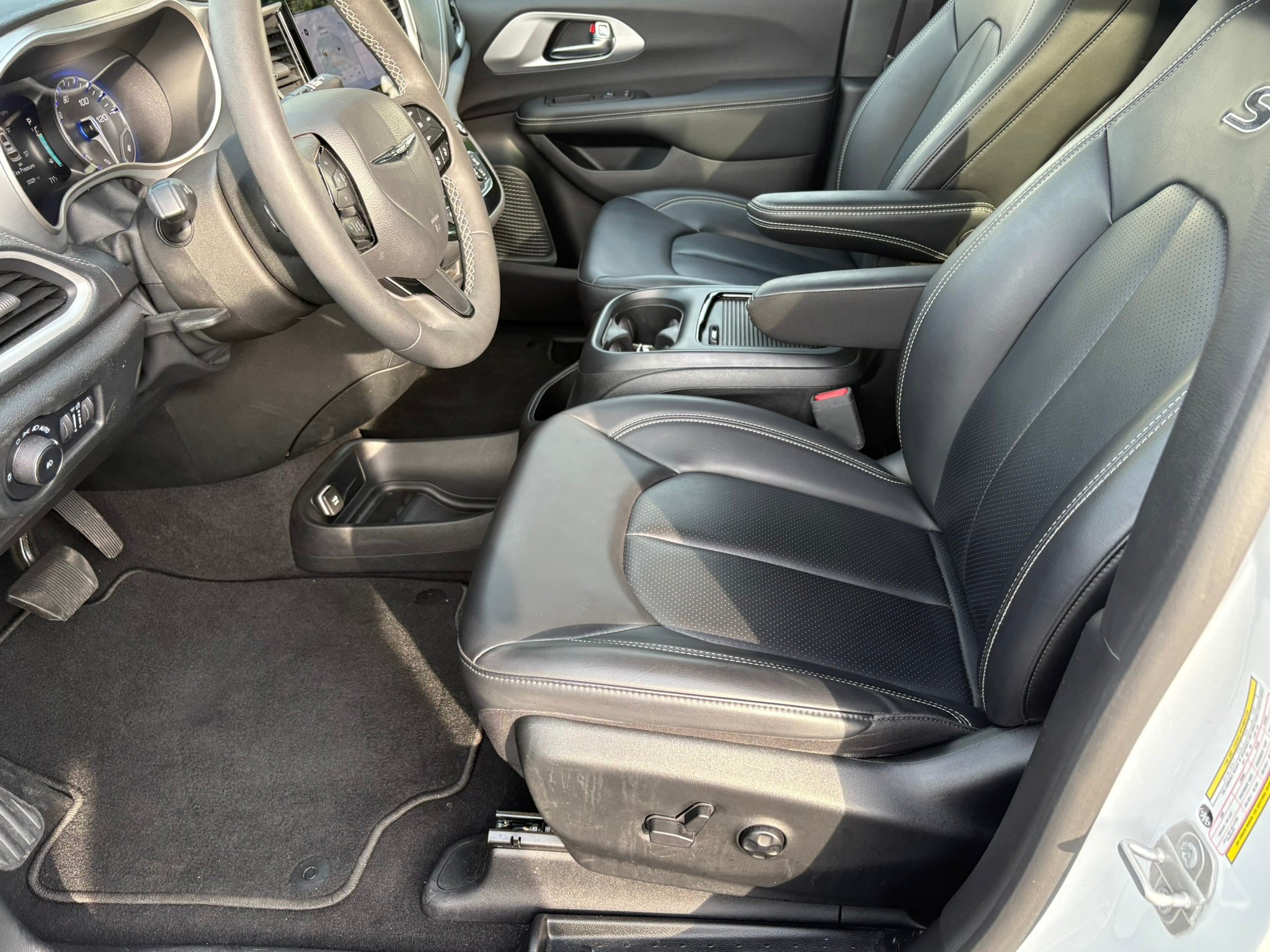 Used 2023 Chrysler Pacifica Touring-L w/ S Appearance Package FWD image 14