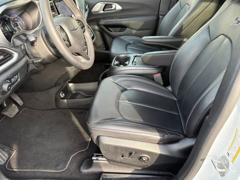 Used 2023 Chrysler Pacifica Touring-L w/ S Appearance Package FWD image 14