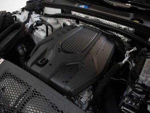 Certified 2025 Porsche Macan image 18