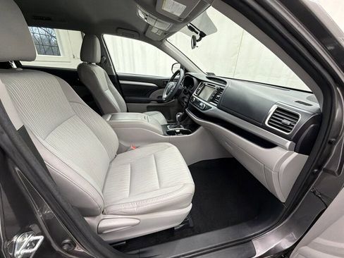 Used 2016 Toyota Highlander Plus w/ Four Season Floor Mat Package image 12