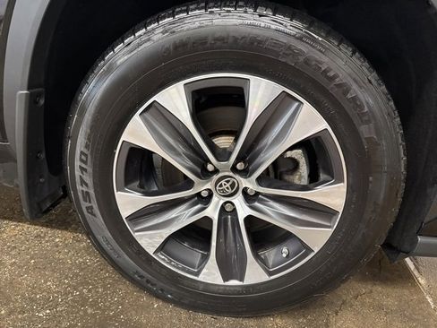 Used 2021 Toyota Highlander XLE image 9