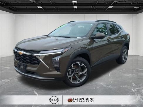 Used 2024 Chevrolet Trax LT w/ Sunroof Package FWD image 1
