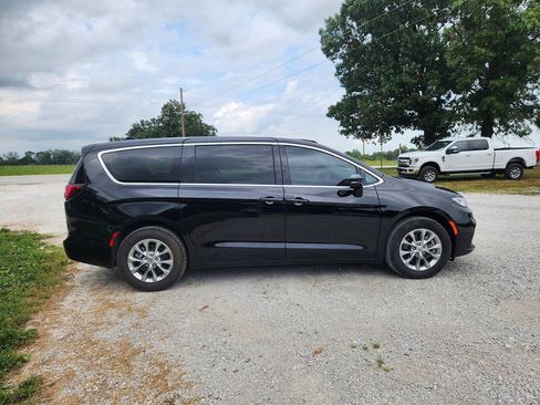 Used 2024 Chrysler Pacifica Touring-L AWD/4WD image 7