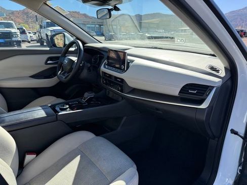 Used 2025 Nissan Rogue SV image 12
