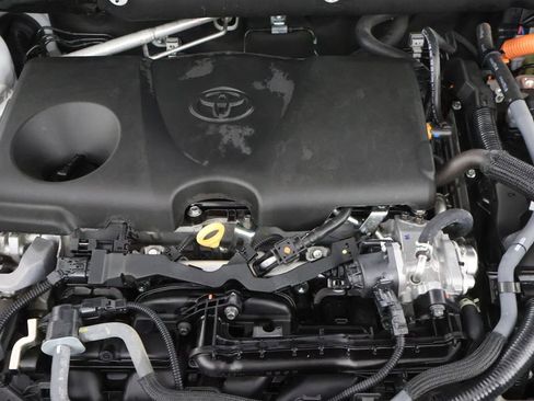 Used 2025 Toyota RAV4 XLE AWD/4WD image 18