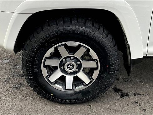 Used 2022 Toyota 4Runner TRD Off-Road Premium image 9