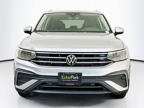 Used 2023 Volkswagen Tiguan SE image 2