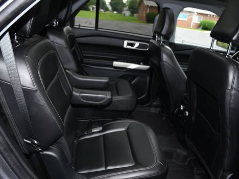 Used 2021 Ford Explorer XLT AWD/4WD image 25