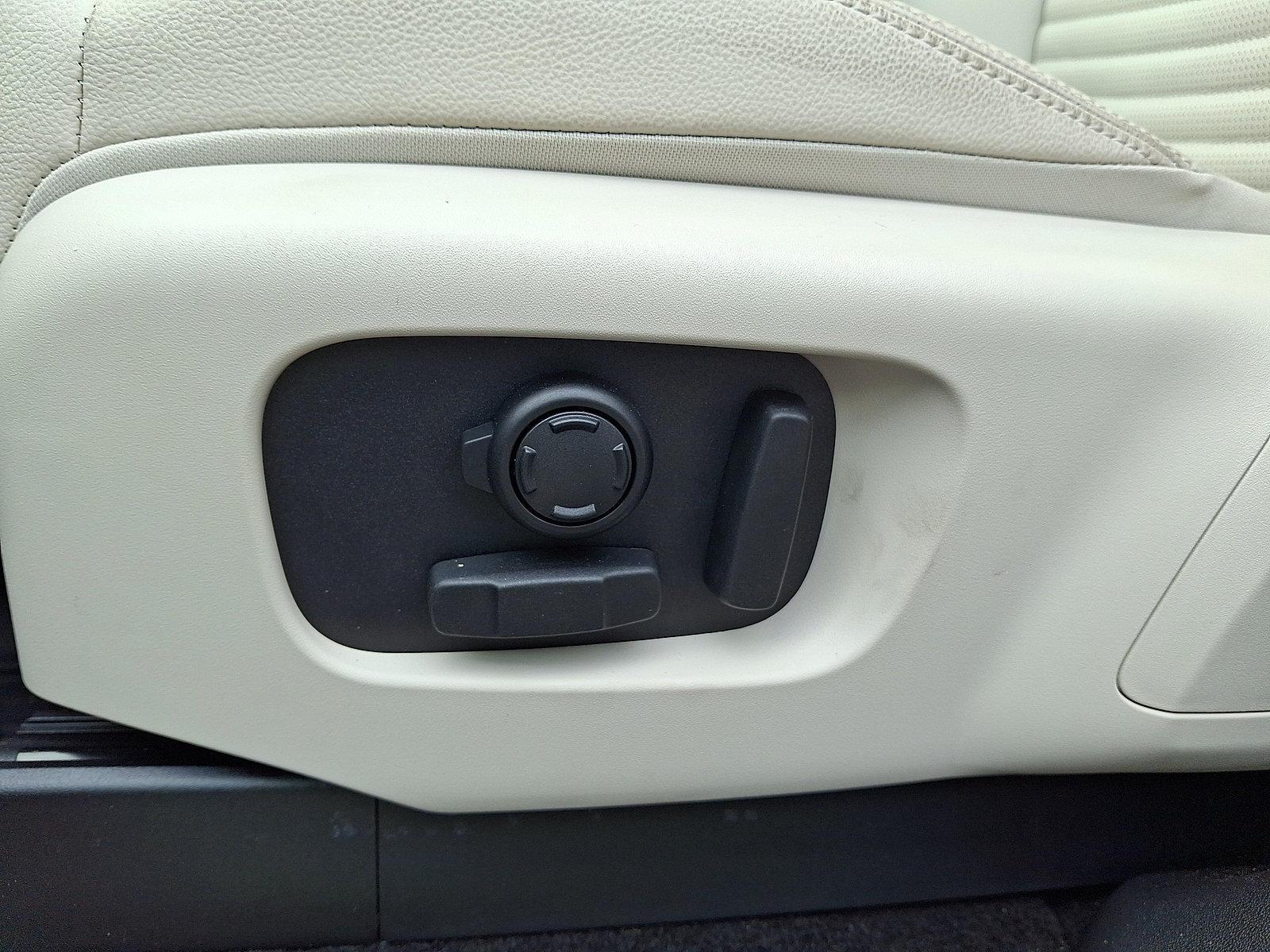 Certified 2026 Land Rover Discovery S AWD/4WD image 10