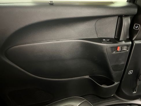 Used 2025 Chrysler Pacifica Select FWD image 19