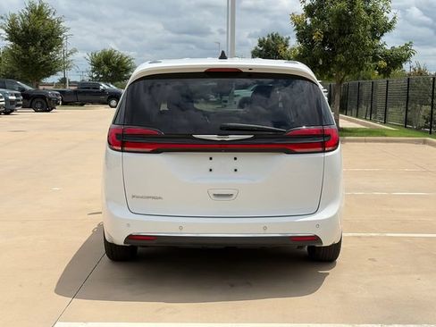 Used 2023 Chrysler Pacifica Touring-L FWD image 8