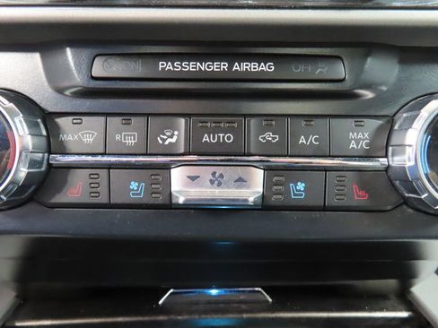 Used 2022 Ford F250 Lariat w/ Black Appearance Pkg AWD/4WD image 62