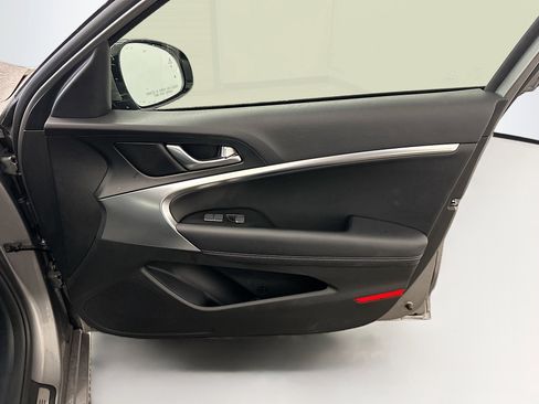 Used 2025 Genesis G70 2.5T AWD/4WD image 33