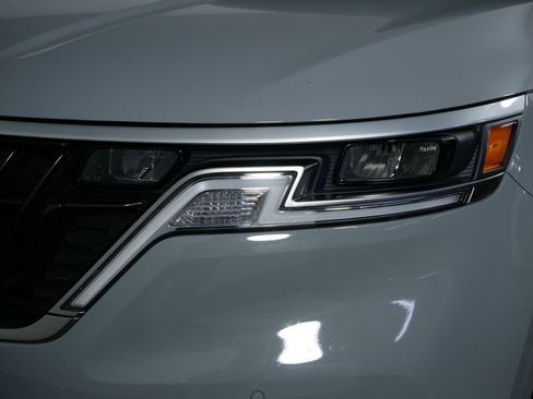 Used 2024 Kia Carnival EX image 14