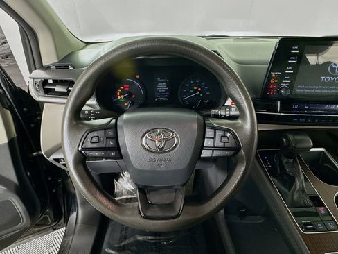 Used 2022 Toyota Sienna LE AWD/4WD image 12