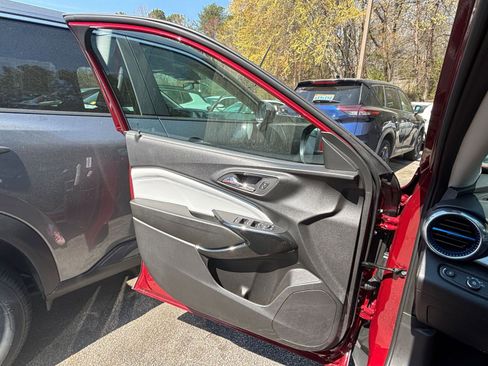 Used 2025 Chevrolet Trax LT w/ LT Convenience Package FWD image 18