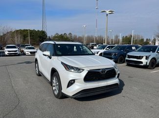 Used 2023 Toyota Highlander Limited video 2