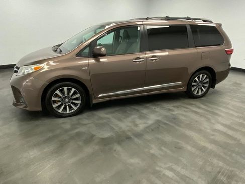 Used 2018 Toyota Sienna XLE w/ XLE Navigation Package image 3
