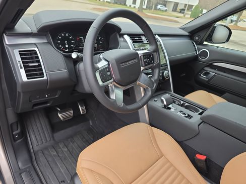 Certified 2025 Land Rover Discovery Dynamic SE image 17