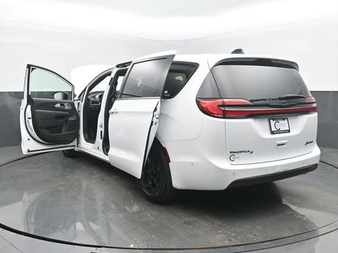 Used 2024 Chrysler Pacifica Limited FWD image 56