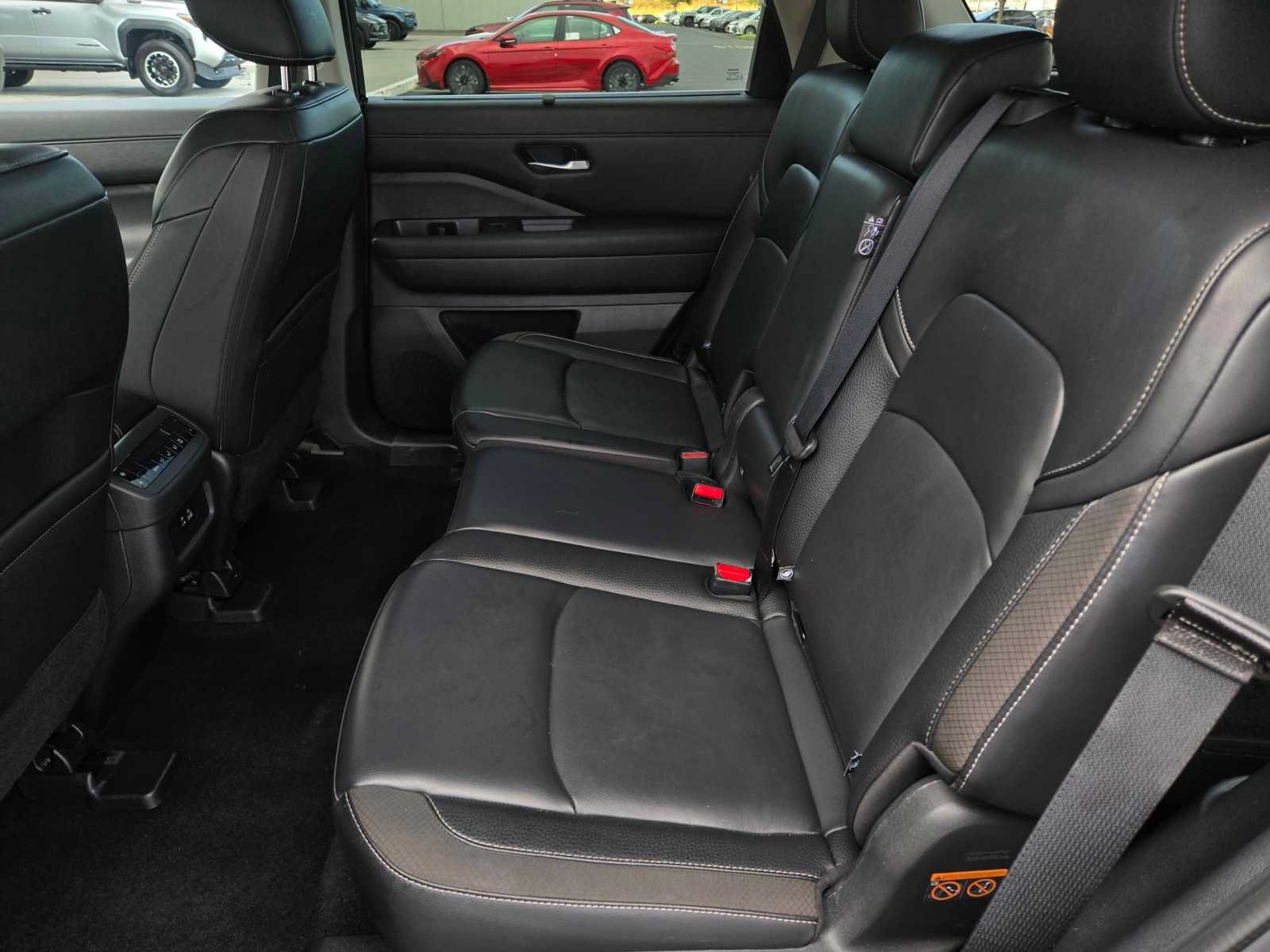 Used 2025 Nissan Pathfinder SL FWD image 11