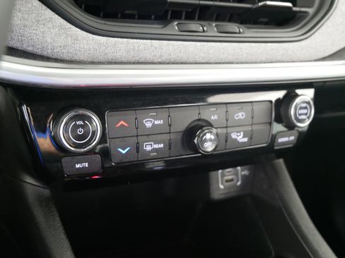 Used 2024 Jeep Compass Latitude image 23