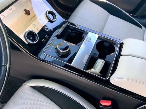 Used 2018 Land Rover Range Rover Velar R-Dynamic SE image 17