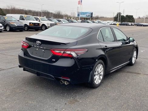 Used 2023 Toyota Camry SE image 3