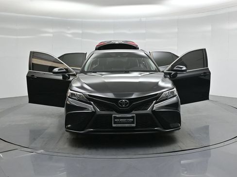 Used 2022 Toyota Camry SE FWD image 30