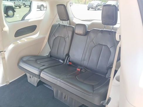 Used 2024 Chrysler Pacifica Touring-L FWD image 10