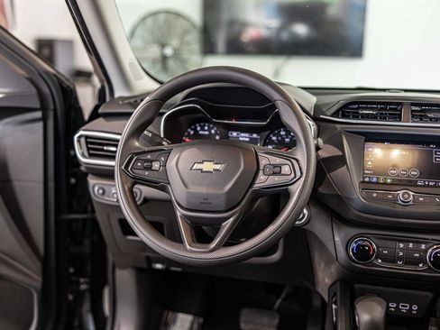 Used 2022 Chevrolet TrailBlazer LT FWD image 35