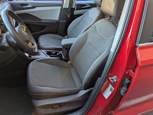 Used 2024 Volkswagen Taos SE w/ Panoramic Sunroof Package image 16