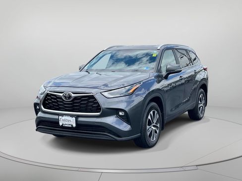 Used 2023 Toyota Highlander XLE AWD/4WD image 8