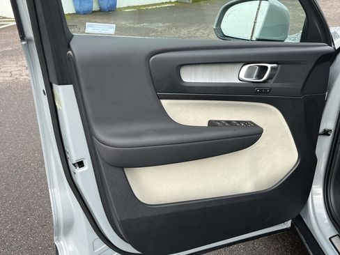 Used 2024 Volvo XC40 B5 Plus image 16