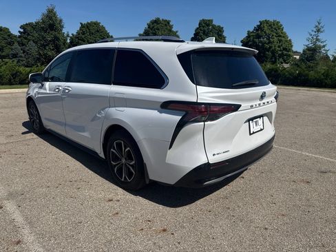 Used 2025 Toyota Sienna Platinum AWD/4WD image 7