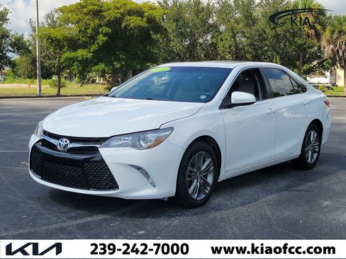 Used 2016 Toyota Camry SE w/ Moonroof Package FWD image 3
