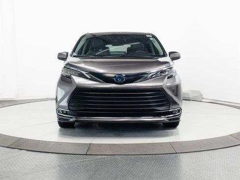 Used 2022 Toyota Sienna XLE AWD/4WD image 2
