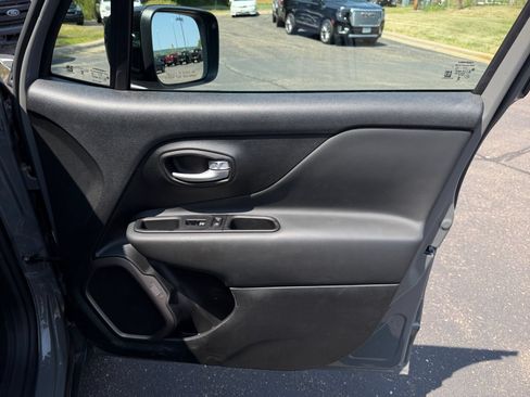 Used 2023 Jeep Renegade Latitude AWD/4WD image 16